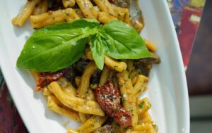 pasta with sun dried tomatoes and basil